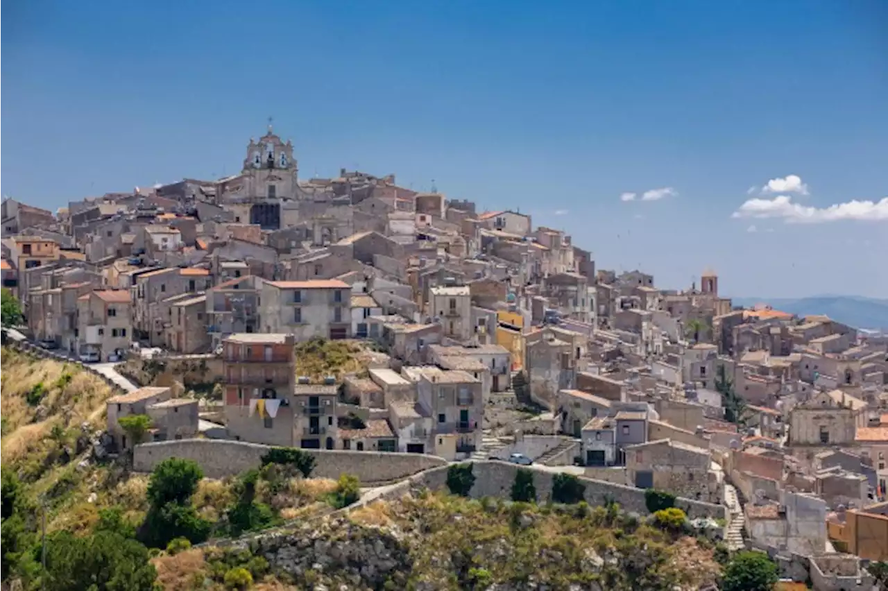 Cidade italiana vende casas por R$ 16 | #VirouViral