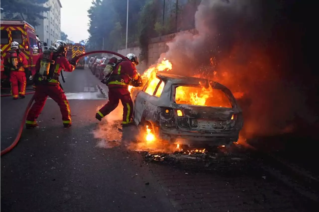 Protestos irrompem na França após polícia matar jovem de 17 anos