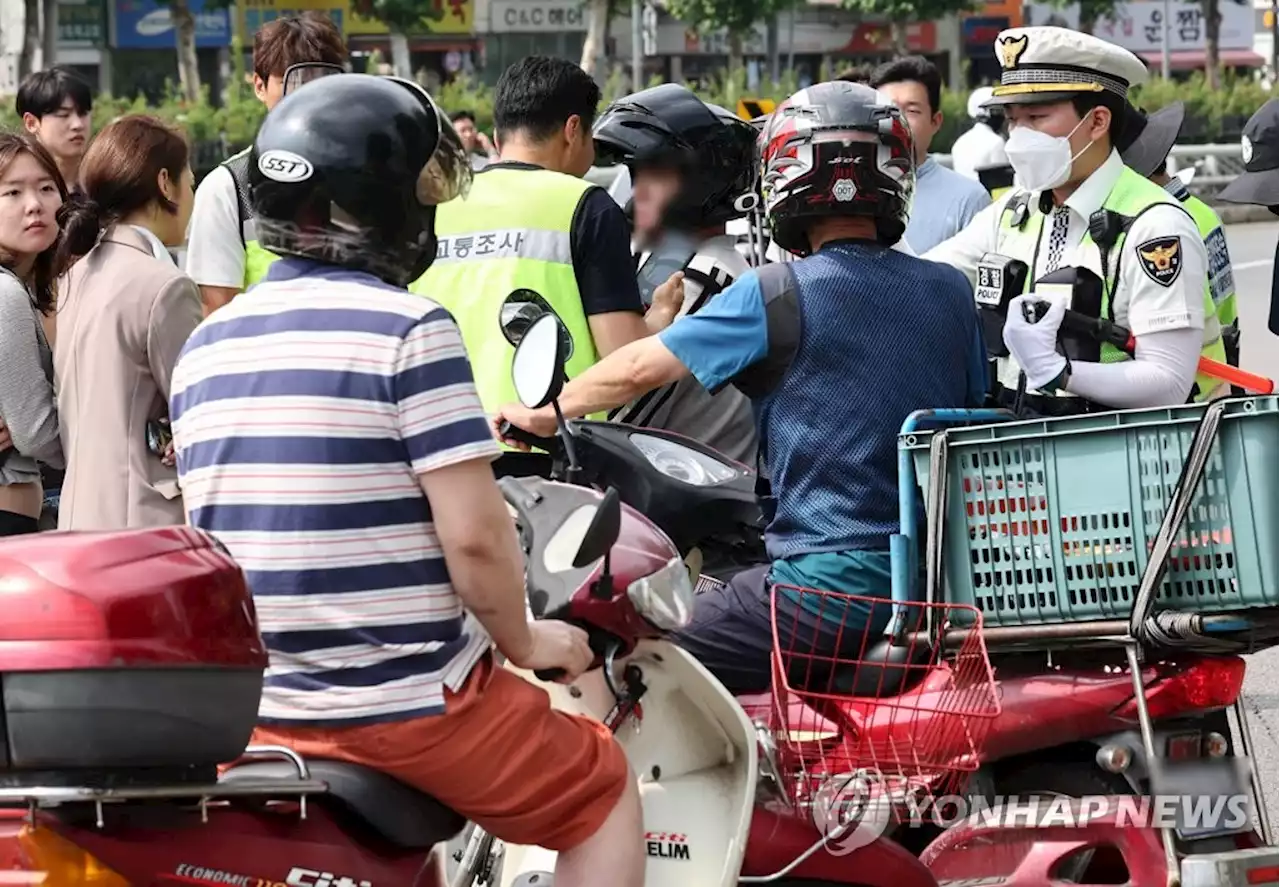 헬멧 없이 킥보드 '씽씽'…두바퀴차 1분30초마다 1대 적발 | 연합뉴스