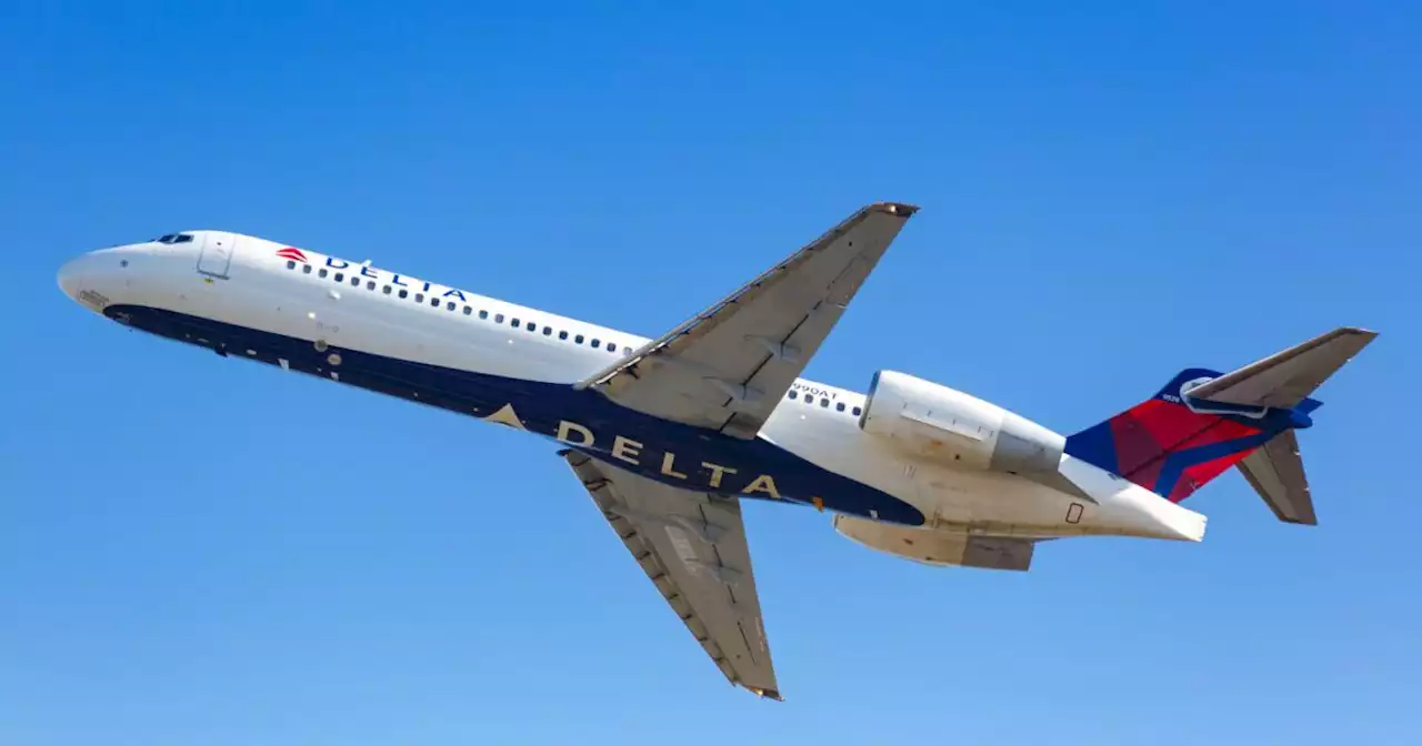 Delta flight lands safely without front landing gear