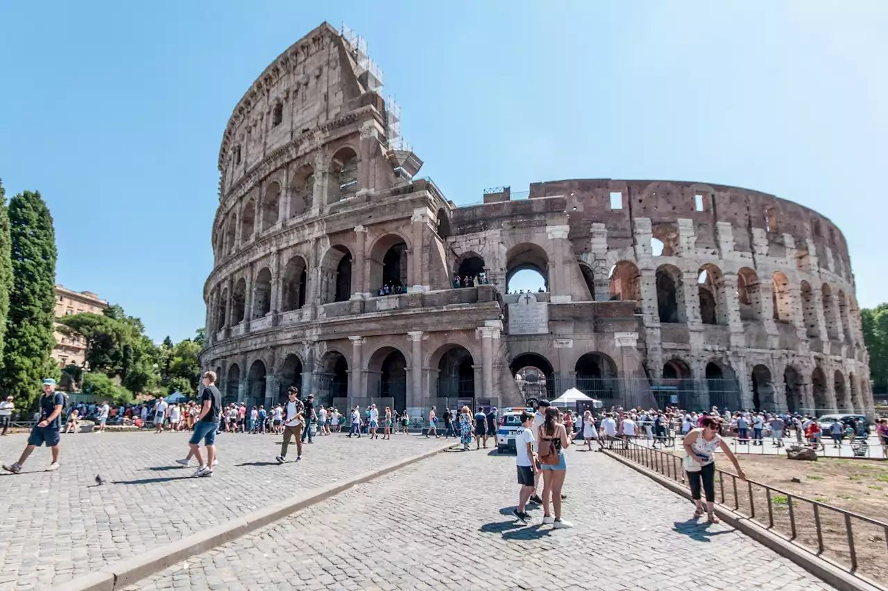 Colosseo, trovato 'Ivan': il turista ha inciso il nome sul muro