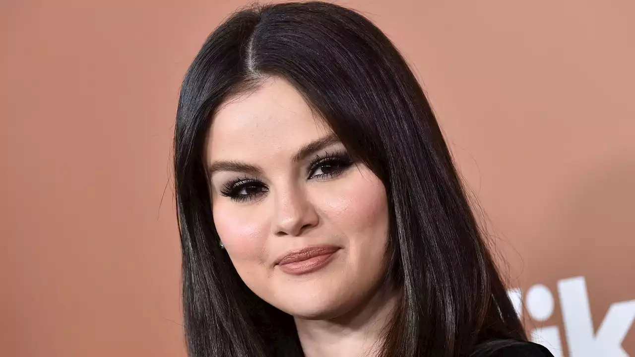 Selena Gomez Is Wearing Graphic Eyeliner Unlike Anything She's Worn Before