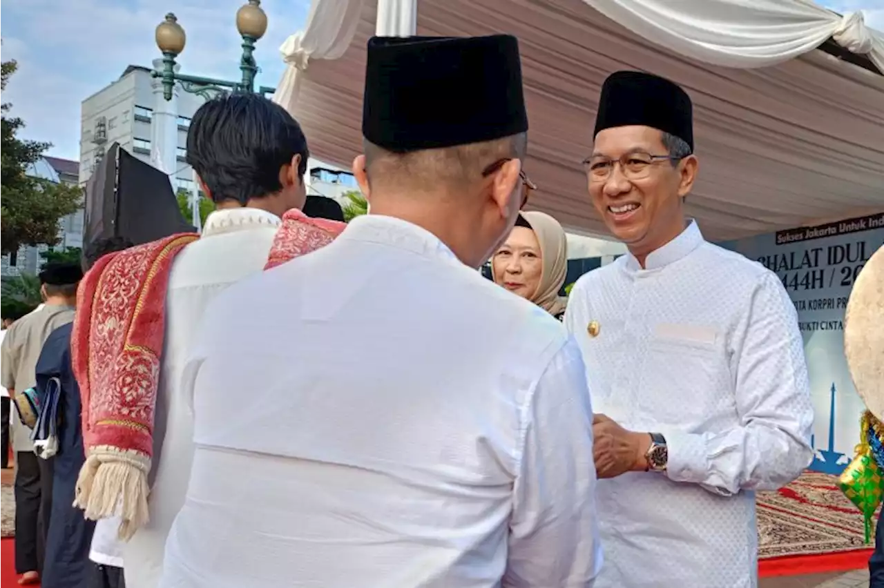 Heru menyalami warga usai shalat Idul Adha di Balai Kota