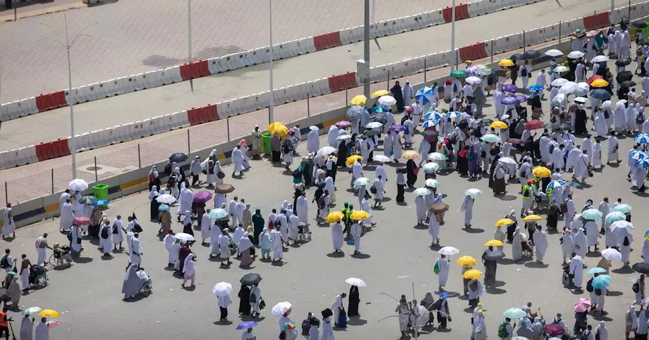 حجاج بيت الله يواصلون رمي الجمرات في أول أيام التشريق (شاهد) - عربي21