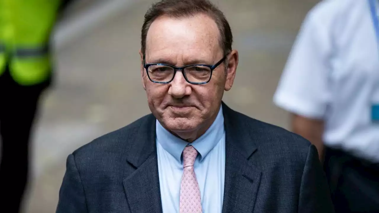 Kevin Spacey ist auch vor Gericht zu Scherzen aufgelegt