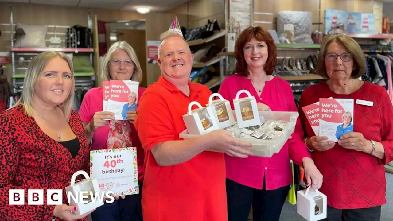 Derbyshire hospice thanks community with 40th birthday cake