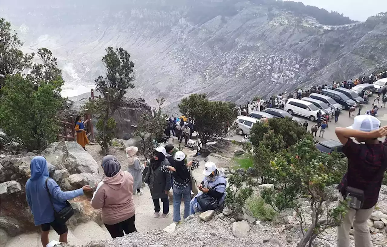 Wisatawan Padati Gunung Tangkuban Perahu di Libur Iduladha