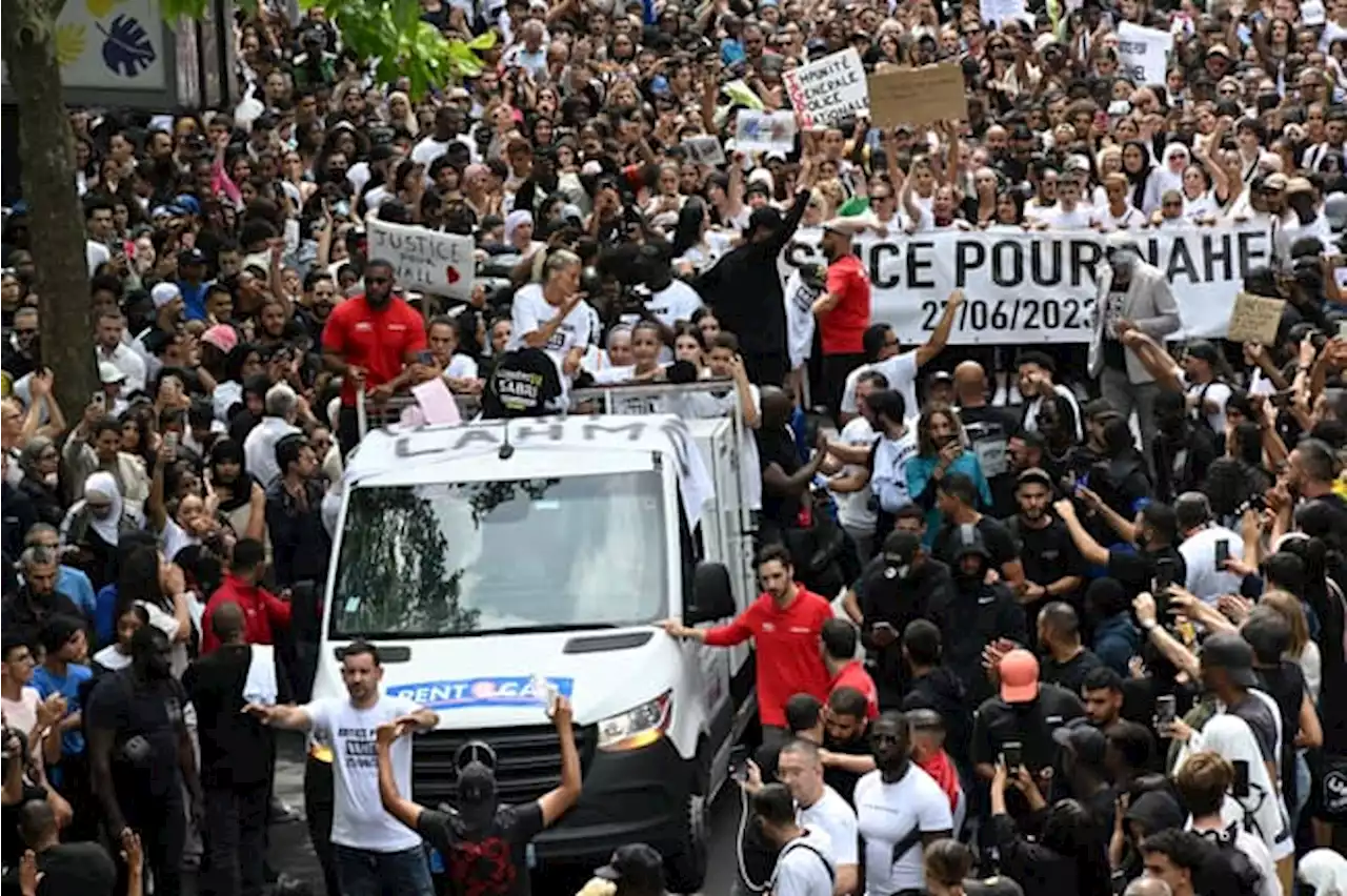 EN DIRECT - Mort de Nahel: des tensions et plusieurs feux en cours à Nanterre