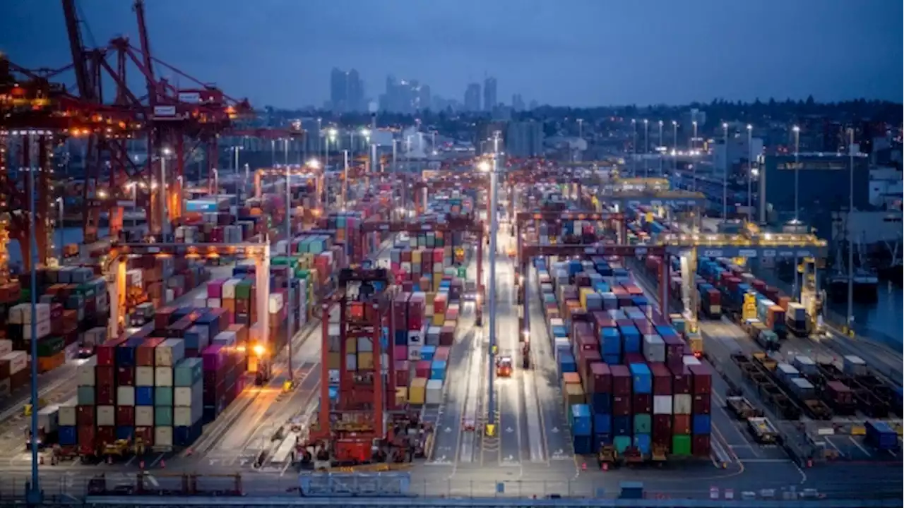 Dockworkers in Western Canada plan strike July 1 as pay talks fail - BNN Bloomberg