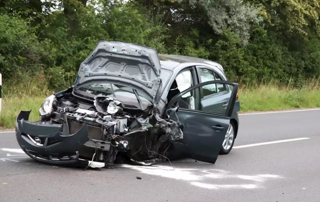 Frontalcrash zweier Autos – zwei Verletzte