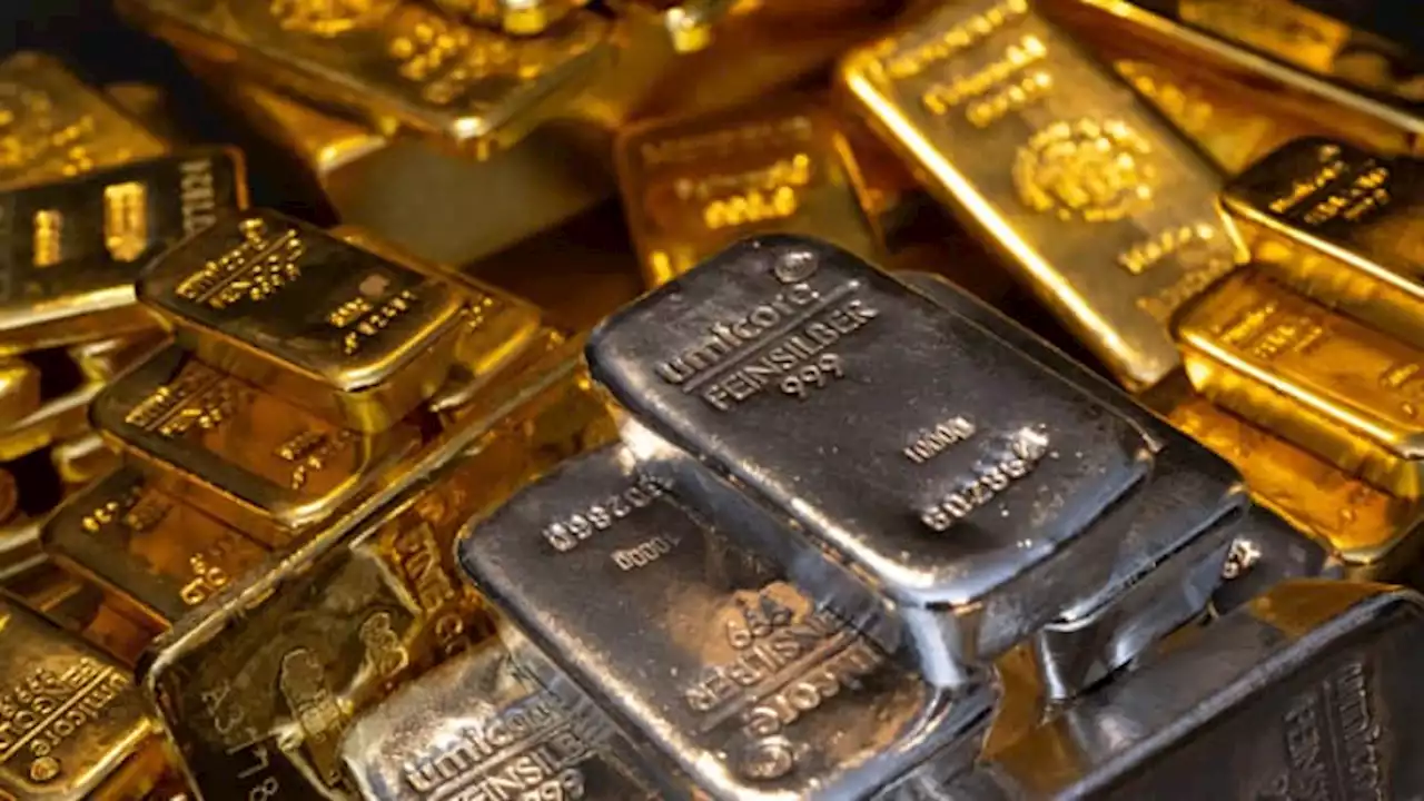 Gold hovers near mid-March low on dollar strength, hawkish Fed