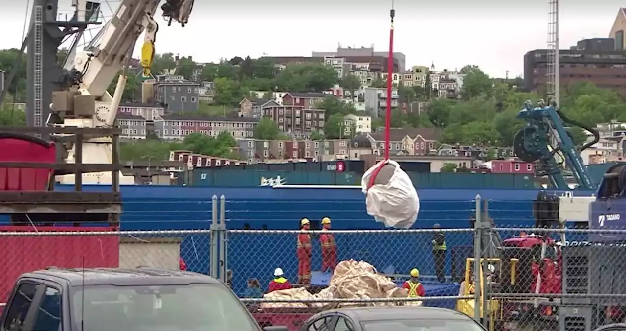 Equipes encontram restos mortais entre os destroços do submersível Titan