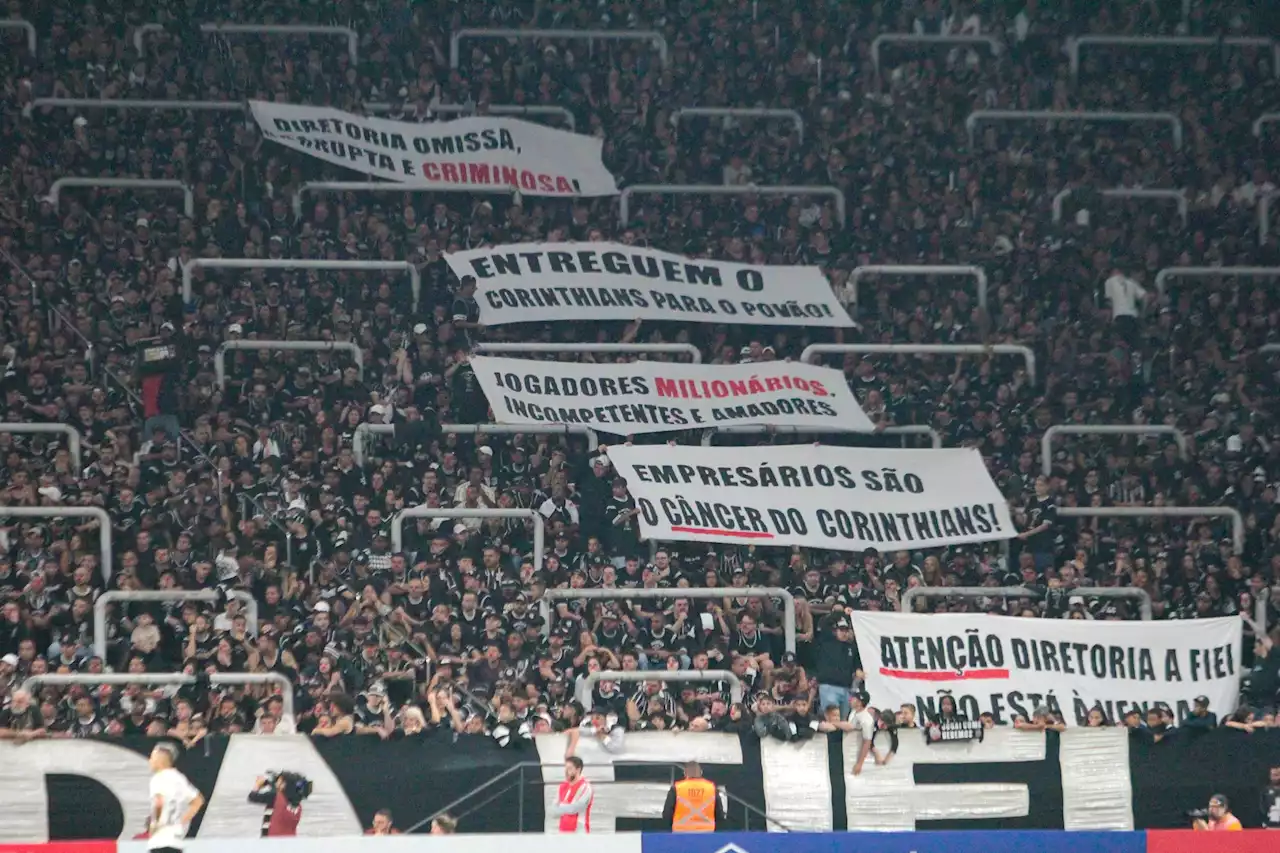 Torcida do Corinthians faz protesto “mudo“ contra o Liverpool