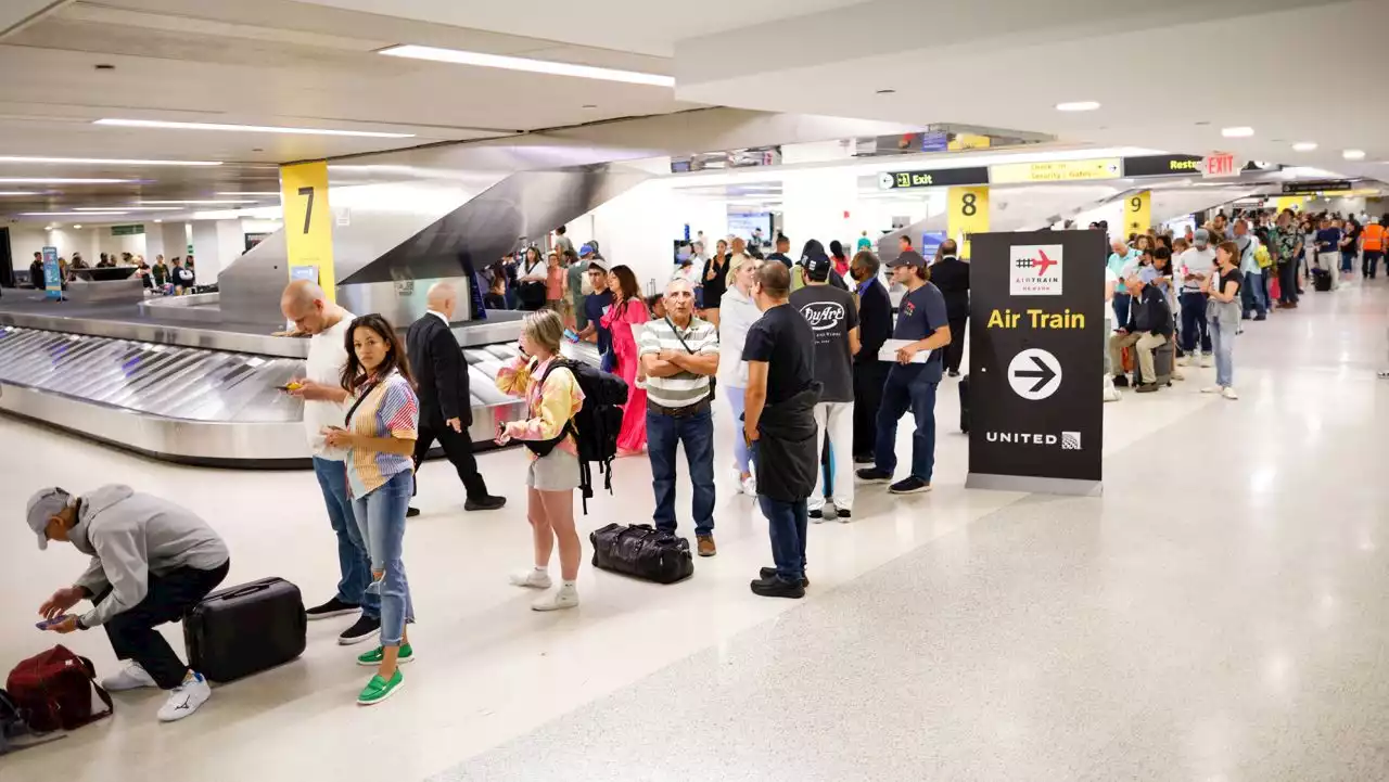 ¿Por qué los retrasos y las cancelaciones de vuelos en EE.UU. han sido tan graves? No todo es culpa del mal tiempo