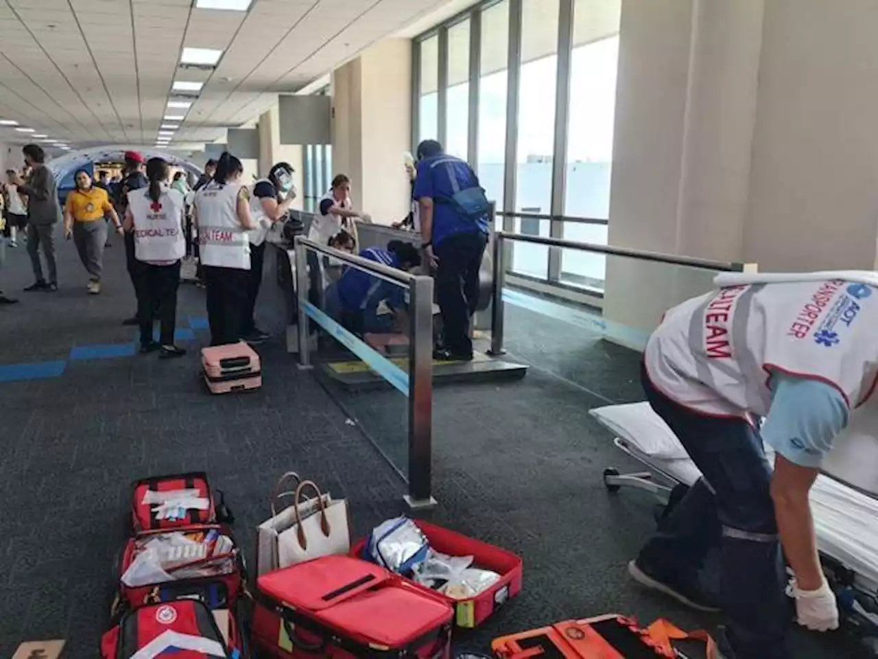 Thailandia, resta incastrata sul tappeto mobile dell’aeroporto: una donna perde la gamba sinistra