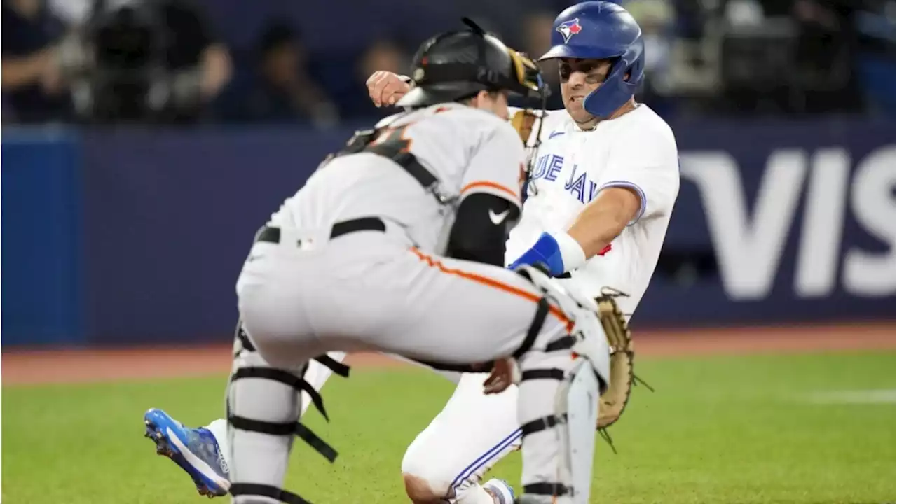 Blue Jays score five runs in first inning and roll to 6-1 victory over Giants