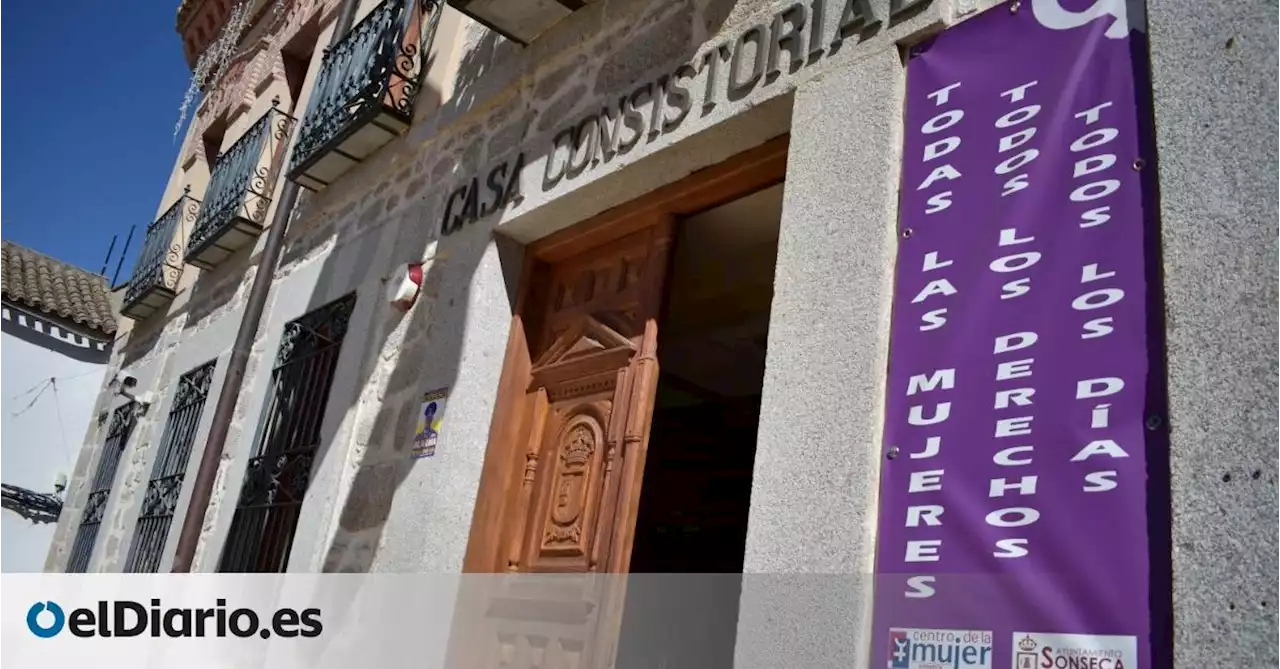 El PP y Vox retiran el cartel feminista que llevaba ocho años en la puerta de un ayuntamiento toledano