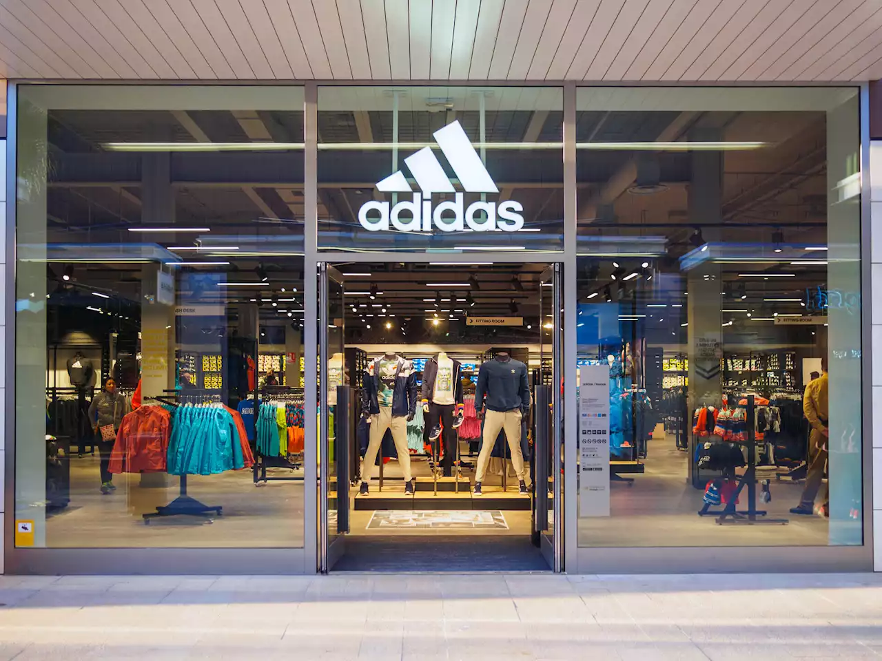 Adidas lanzó nuevas ofertas en página web y outlets desconocidos en Bogotá: qué venden