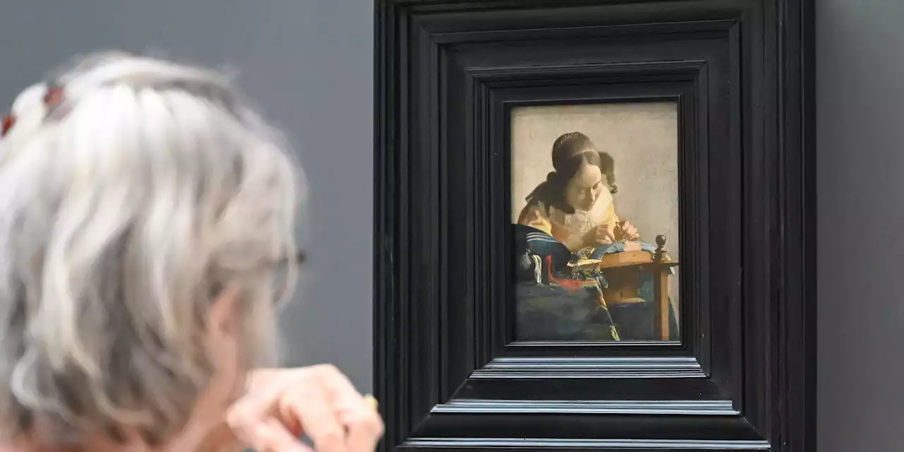 «C'est magique» : au Louvre-Lens, la Dentellière de Vermeer fait une entrée remarquée