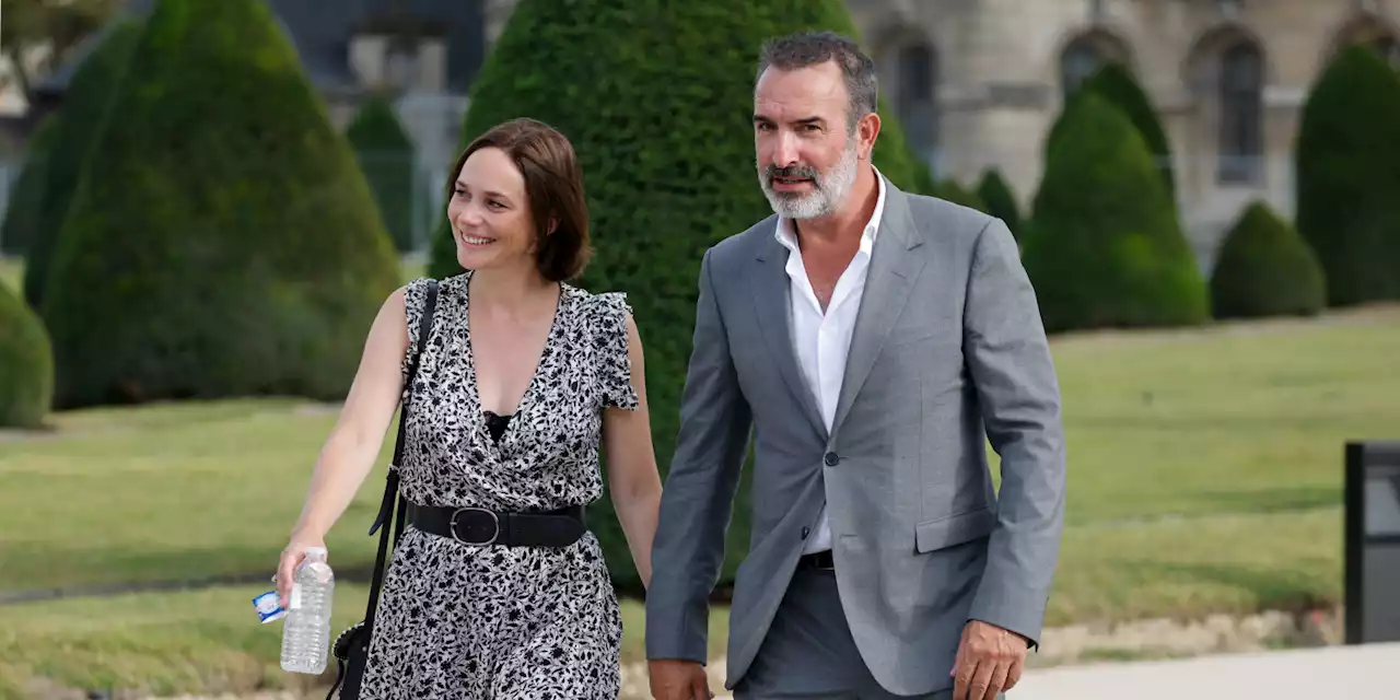 Jean Dujardin et Nathalie Péchalat : découvrez l'identité de leur nouvelle voisine, une star de la chanson française