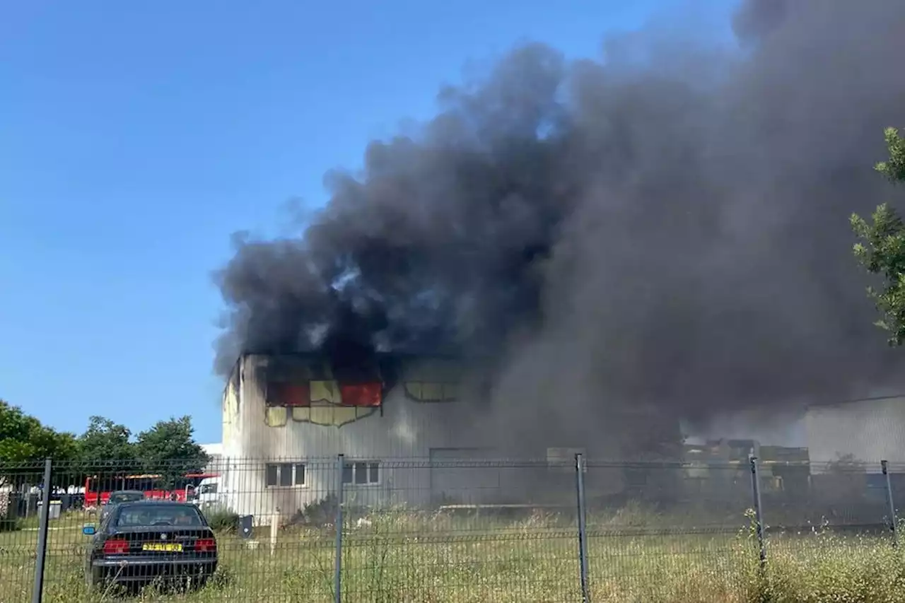 Incendie près de Nîmes : un bâtiment industriel détruit par les flammes