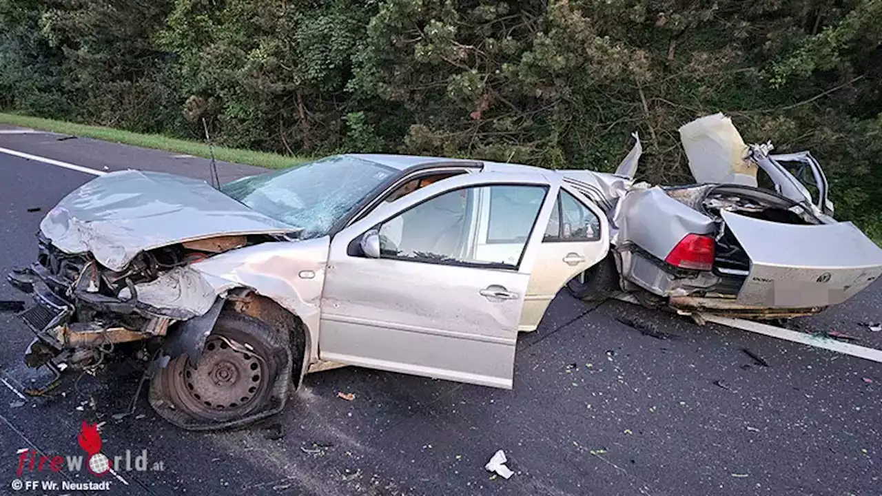 Nö: Auto bei Kollision auf der A 2 bei Wr. Neustadt auseinander gerissen