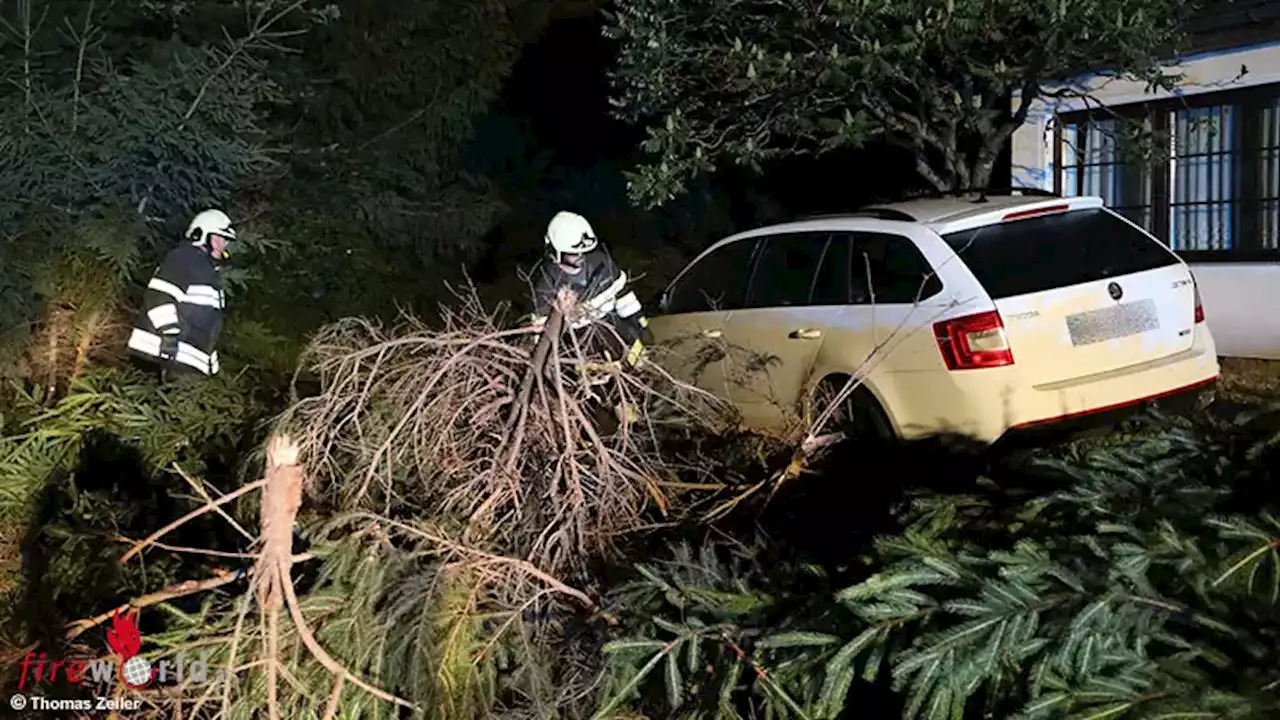 Stmk: Pkw prallt nächtens in Apfelberg gegen geparktes Auto