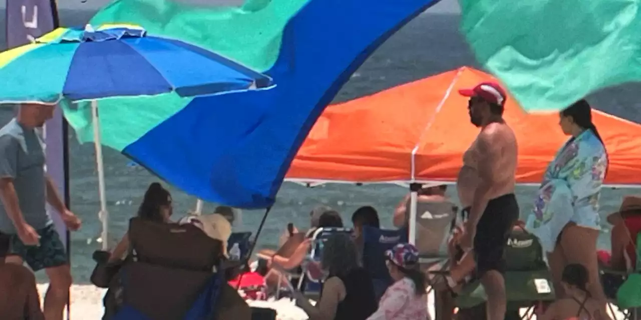 Baldwin County beachgoers bring shade / water to beat the heat