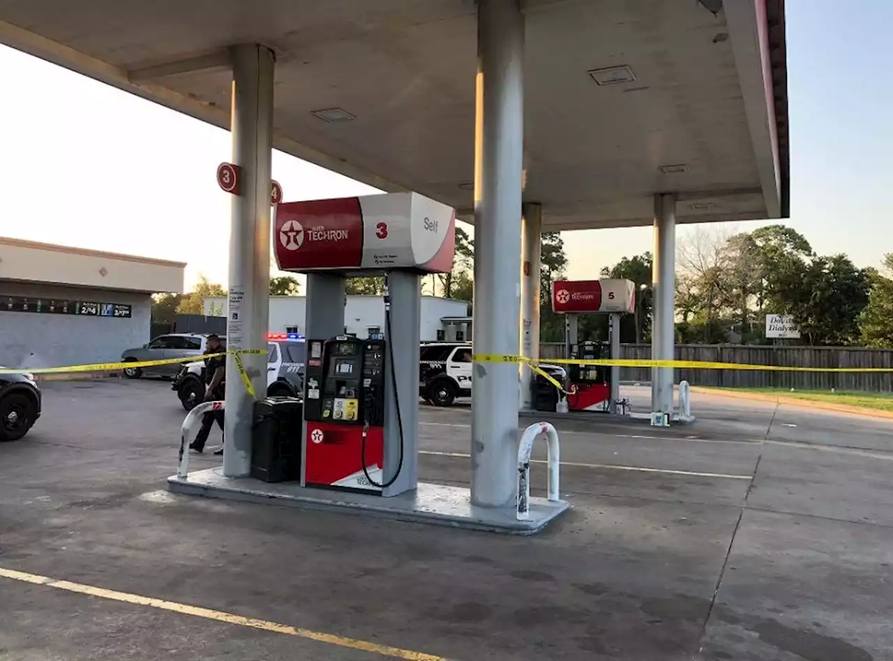 Armed Texas couple gets in gunfight with armed robbers at gas station, suspect shot