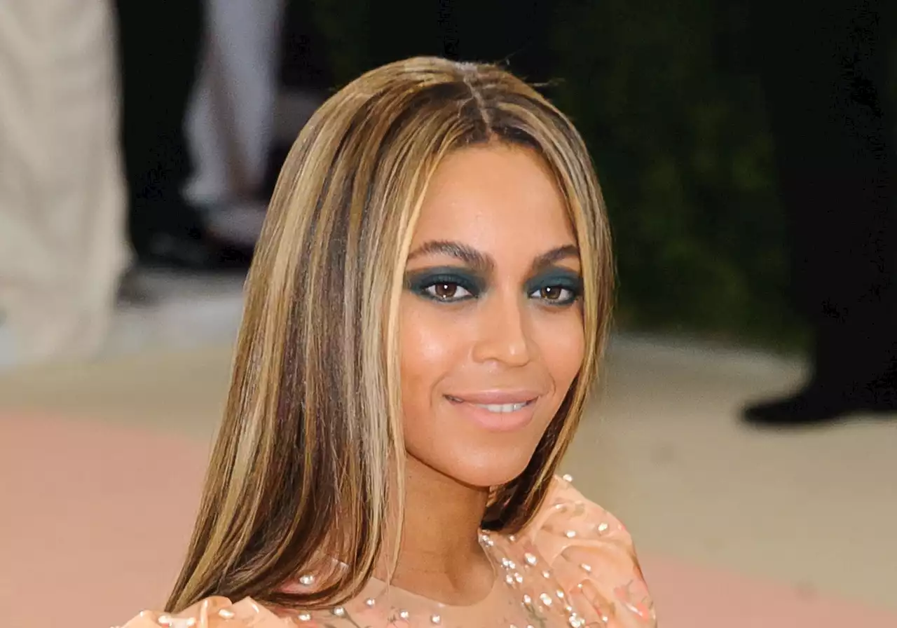 Beyoncé continue de nous éblouir dans un look sexy métallisé lors de sa tournée mondiale - Grazia