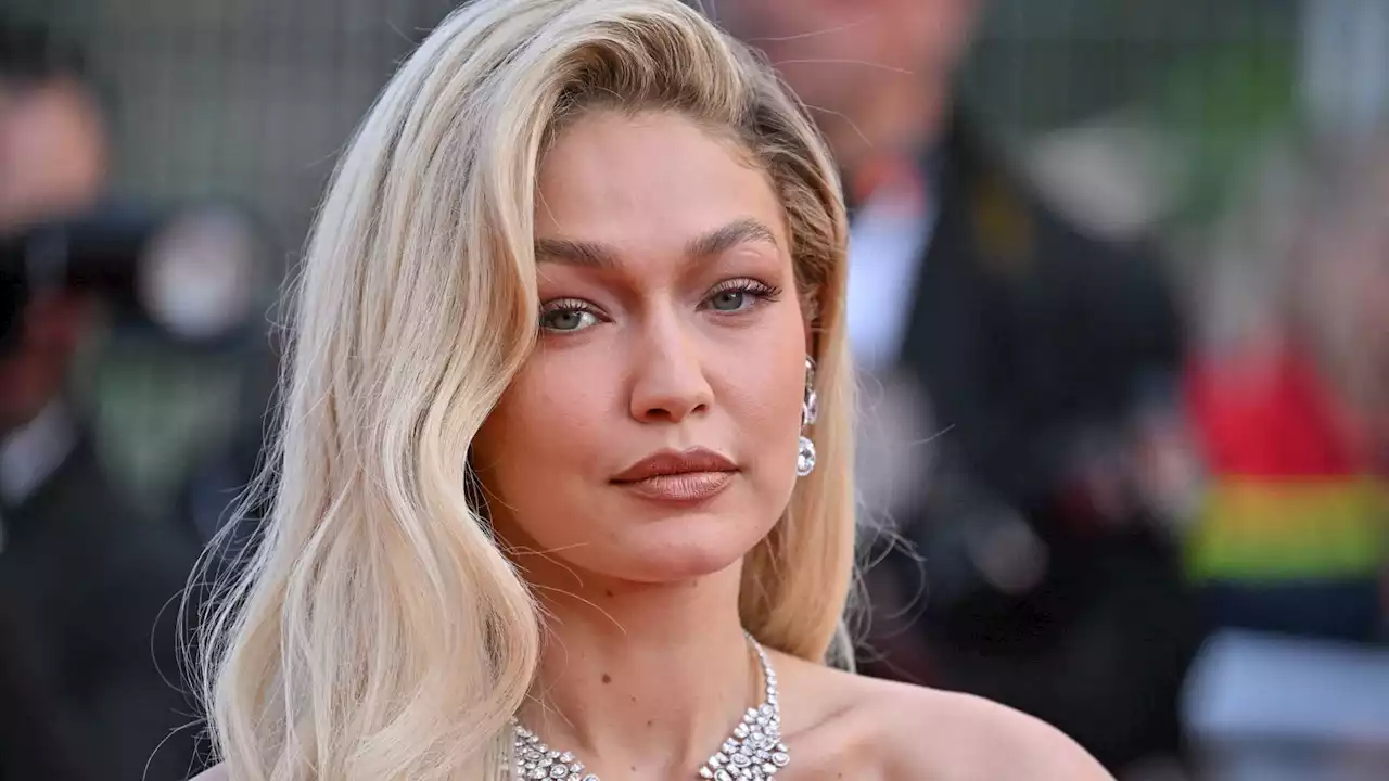 Gigi Hadid bombesque, elle brille de mille feux dans une robe résille tout en transparence - Grazia