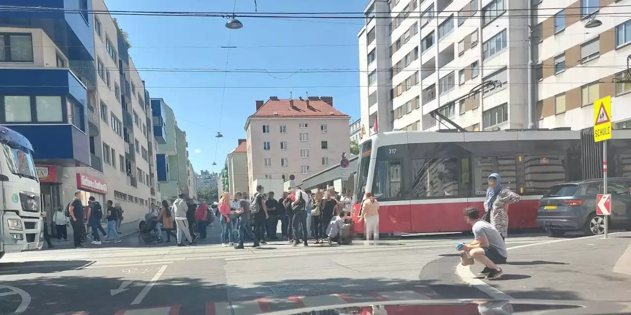 Schwer verletzt! Mädchen in Favoriten von Bim erfasst