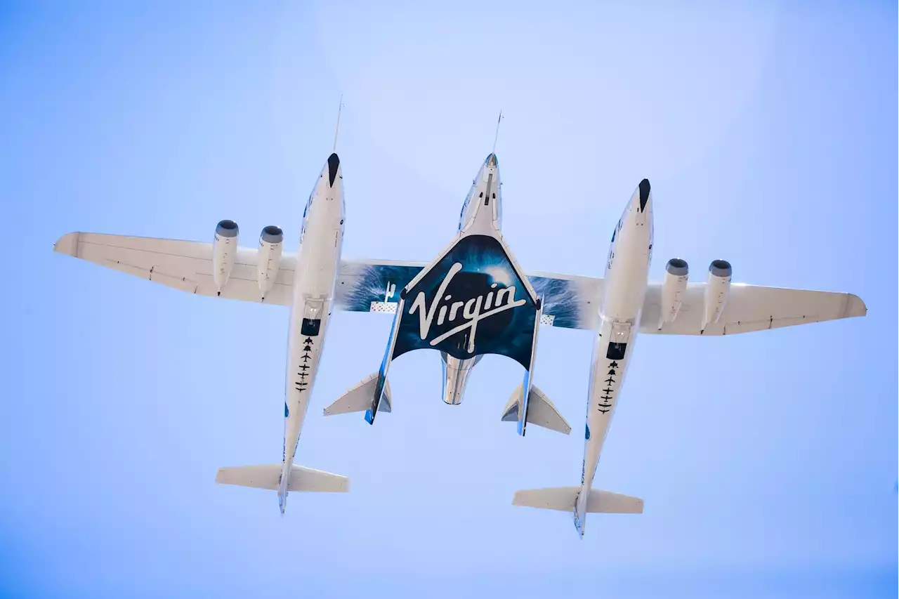 Virgin Galactic completó con éxito el primer vuelo comercial al borde del espacio