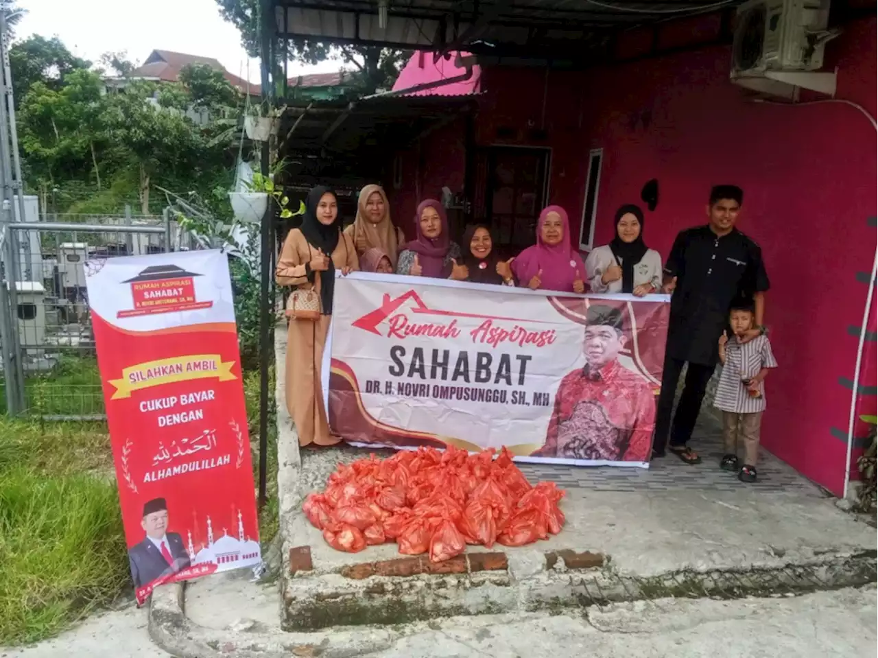 Rumah Aspirasi Sahabat Novri Ompusunggu Bagikan Daging Qurban di Siantar