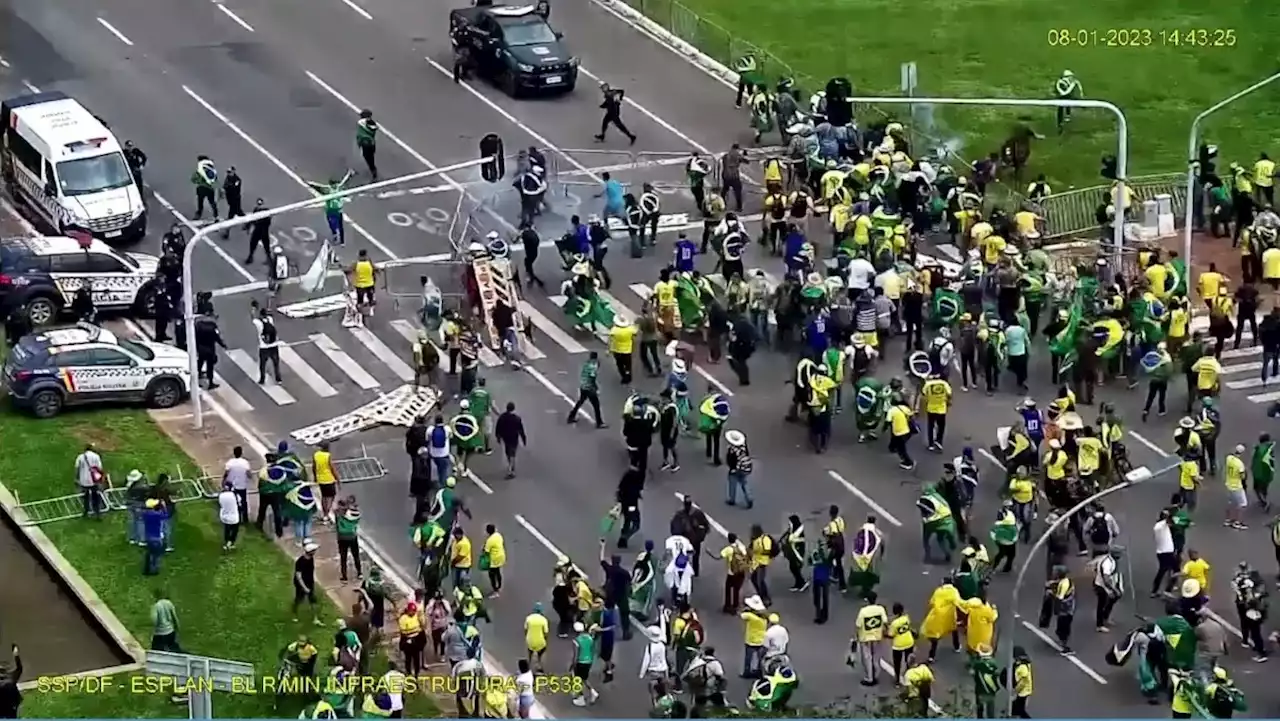 CPI do 8 de Janeiro: novas imagens mostram golpistas derrubando barreira antes do Congresso e ação isolada da Força Nacional; veja o vídeo