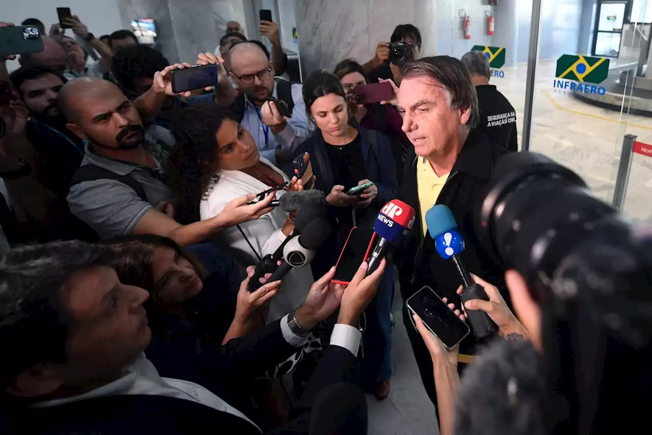 Desembarque de Bolsonaro tem apoio tímido, xingamento e improviso; veja vídeo