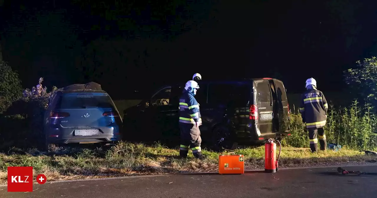 Nächtlicher Unfall: Zwei geparkte Autos gerammt