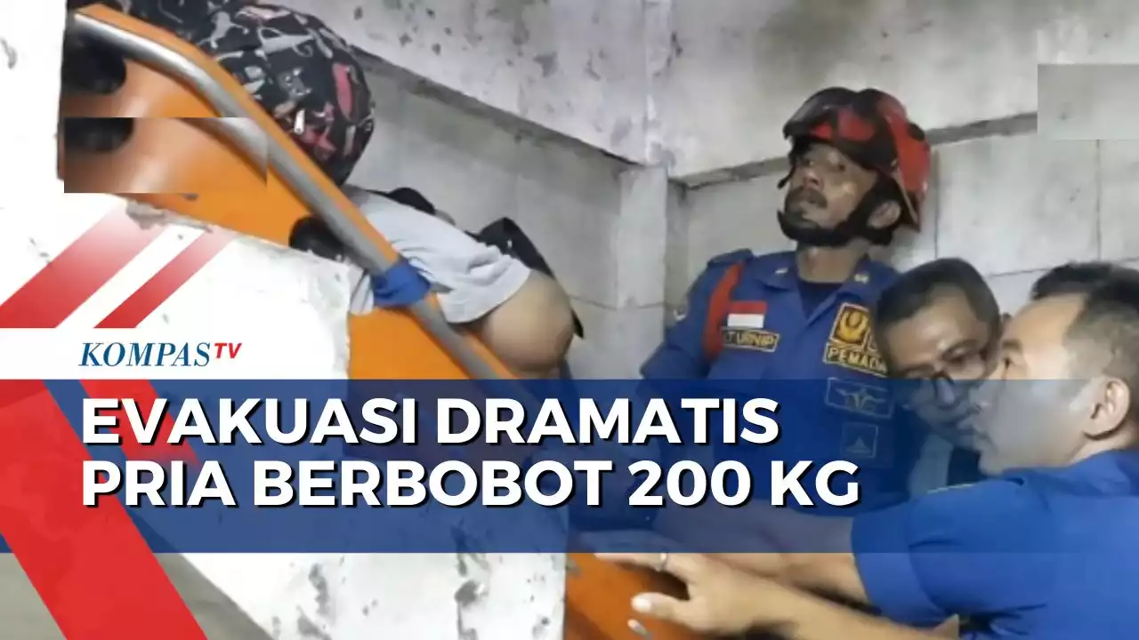 Damkar Jebol Pintu untuk Evakuasi Pria Berbobot 200 Kg Asal Purwodadi dari Ruko di Gambir