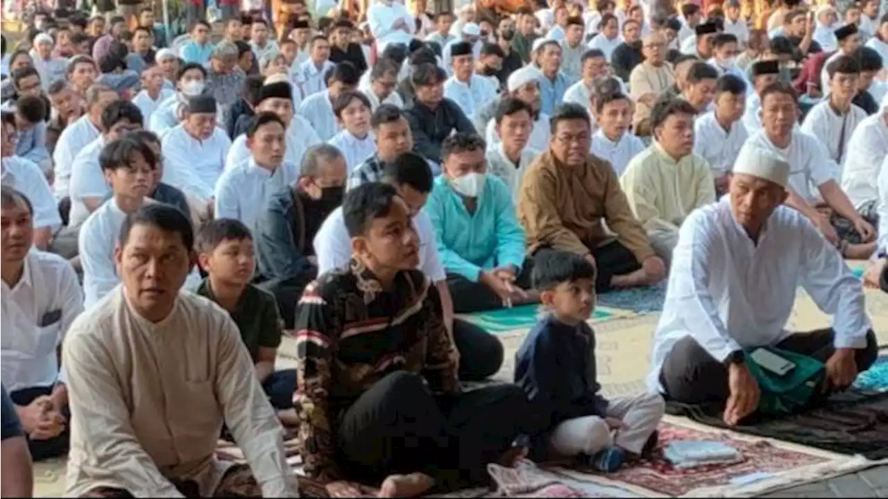 Gibran Rakabuming Salat Iduladha di Balai Kota Solo, Ditemani Jan Ethes