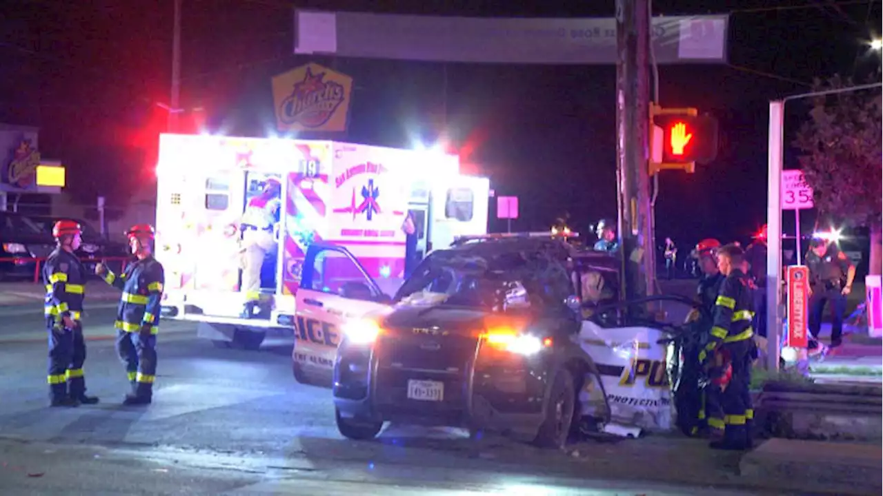 2 SAPD officers taken to hospital after crash on North Side