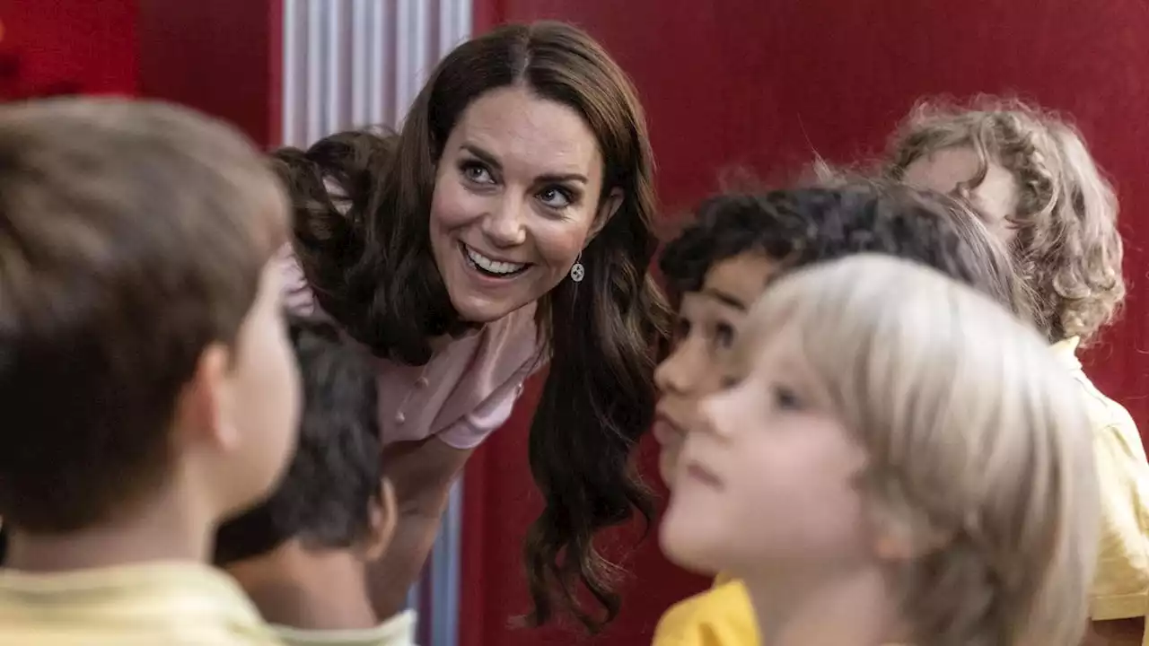 Jawaban Kocak Kate Middleton Ketika Ditanya Berapa Umurnya oleh Anak-Anak SD