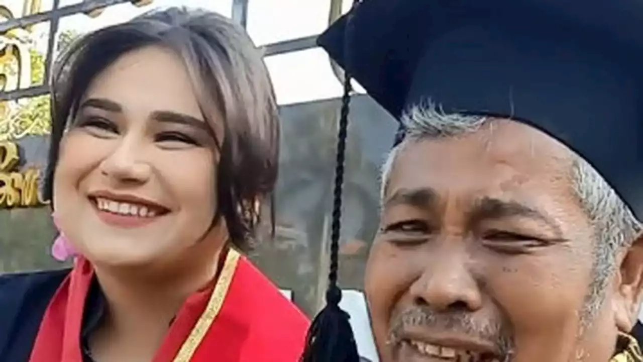 Momen Haru Sopir Truk Menangis Saat Putrinya Wisuda: Pejuang Rupiah Tanpa Mengenal Lelah