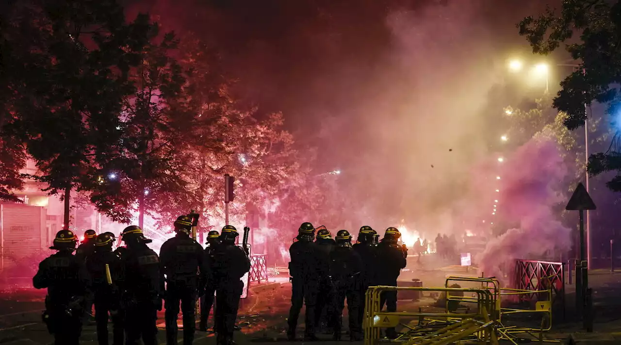 Francia, scontri a Nanterre al corteo per Nahel: agenti feriti e auto in fiamme