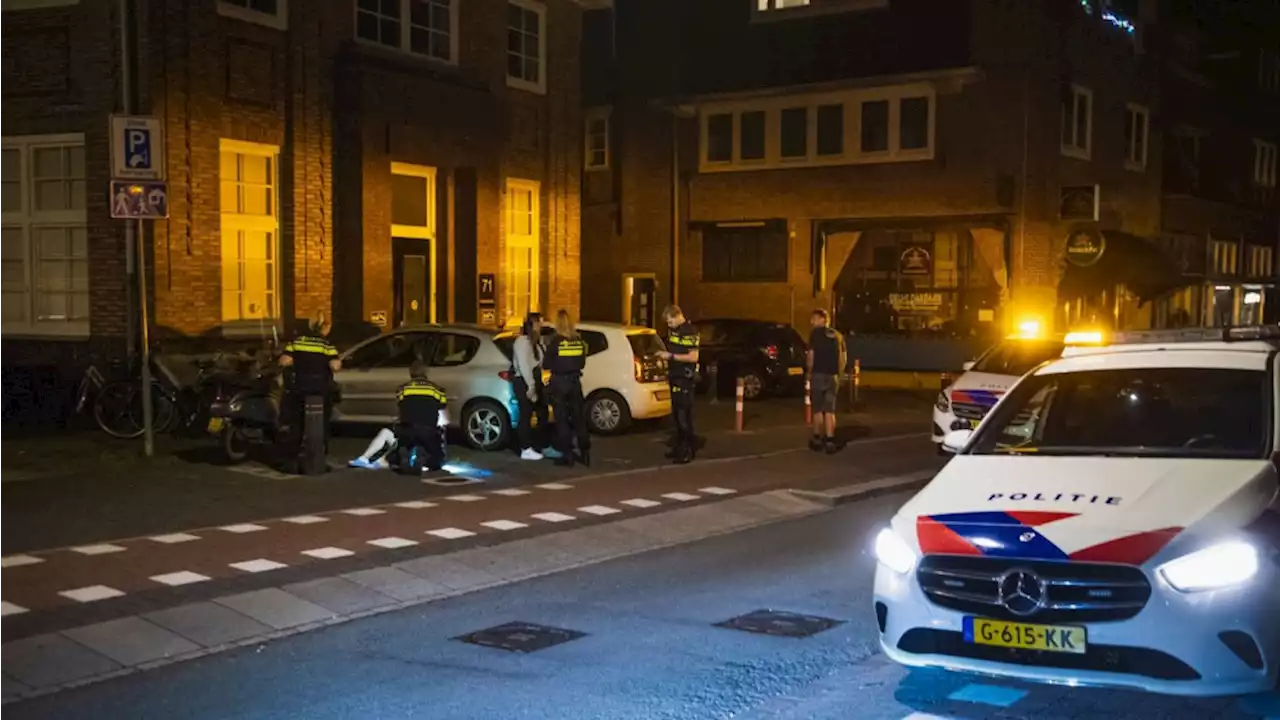 18-jarige vrouw steekt leeftijdsgenootje in Hilversum in haar schouder