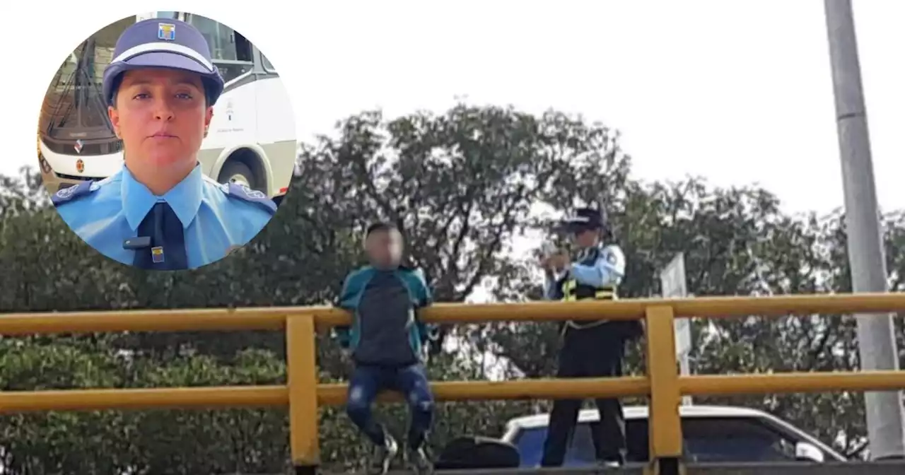 Agente de tránsito evitó que joven se lanzara de puente en Medellín: “Queremos salvar vidas”