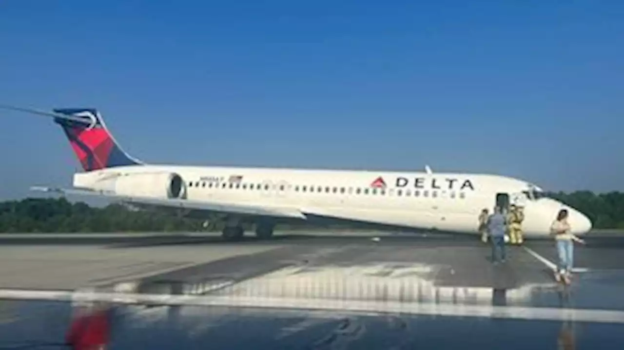 Avião da Delta pousa no aeroporto de Charlotte sem trem de pouso dianteiro