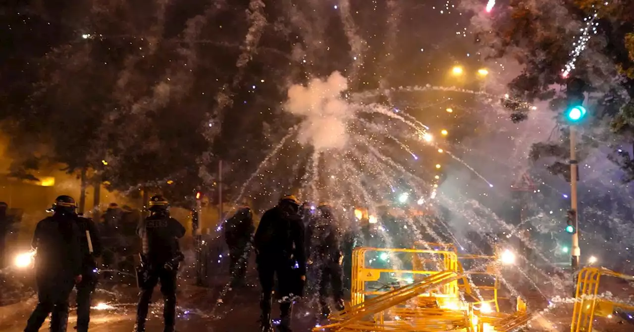 Francia, 150 arresti dopo gli scontri. Macron convoca unità di crisi: 'Violenze ingiustificabili'