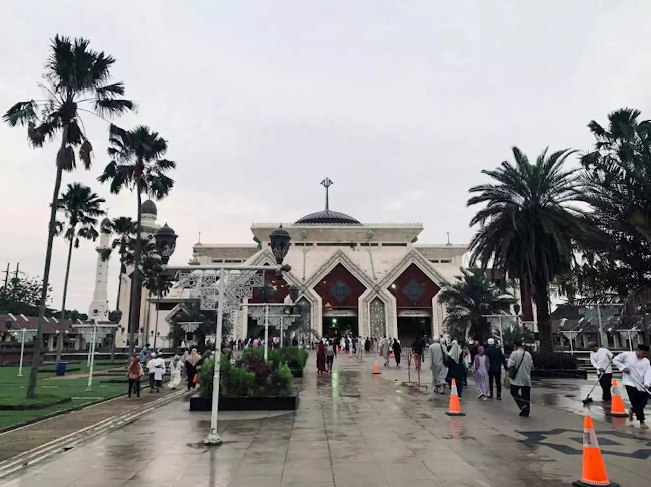 Warga Taman Mini dan Sekitarnya Padati Masjid At Tin untuk Shalat Idul Adha |Republika Online