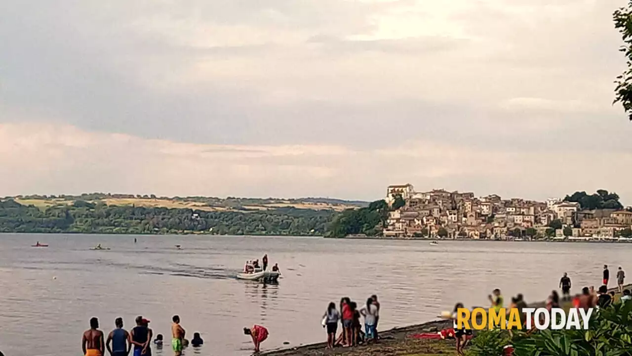 Anguillara, giovane si tuffa dal pattino e scompare nel lago di Bracciano