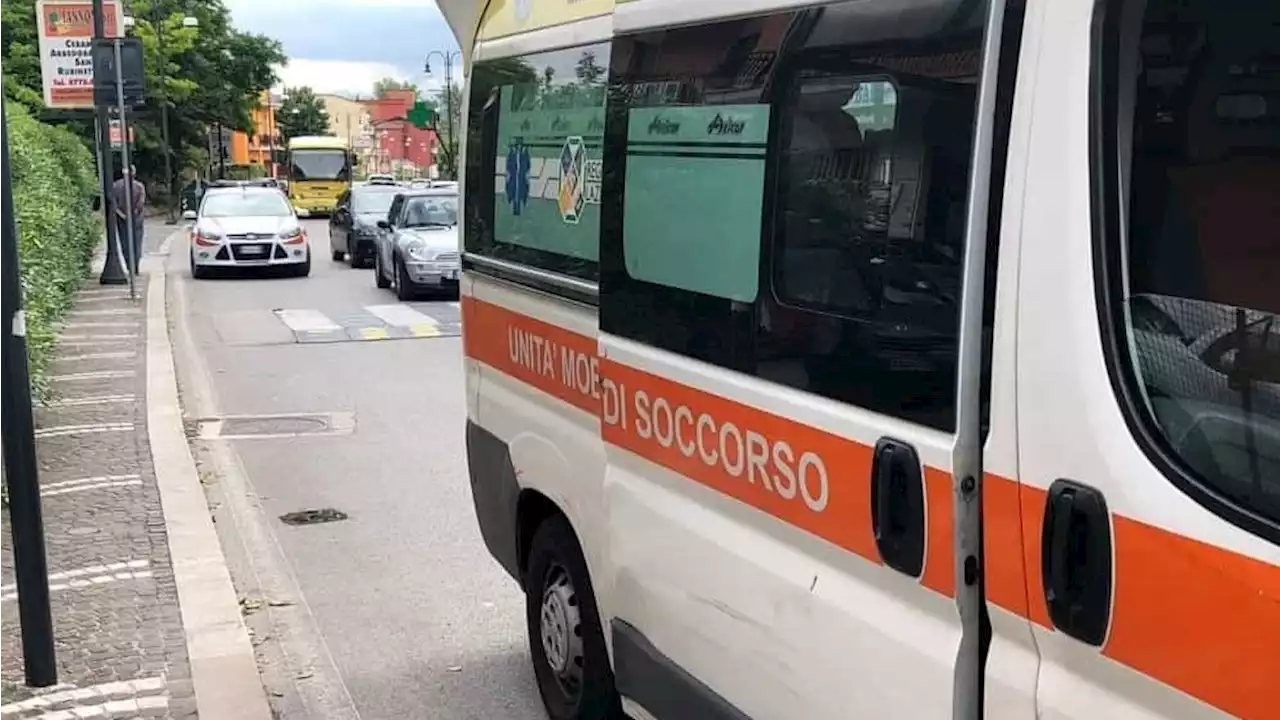 Spinge l'anziana parente in carrozzina, si impuntano sull'asfalto, cadono e lei muore